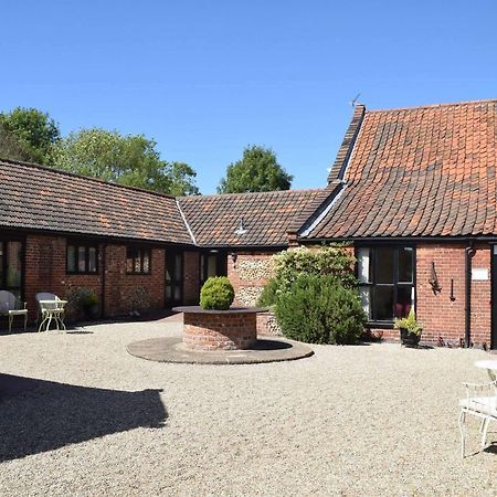 At The Farmhouse Hunters Hall Hotell Dereham Exteriör bild