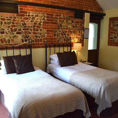 At The Farmhouse Hunters Hall Hotell Dereham Exteriör bild