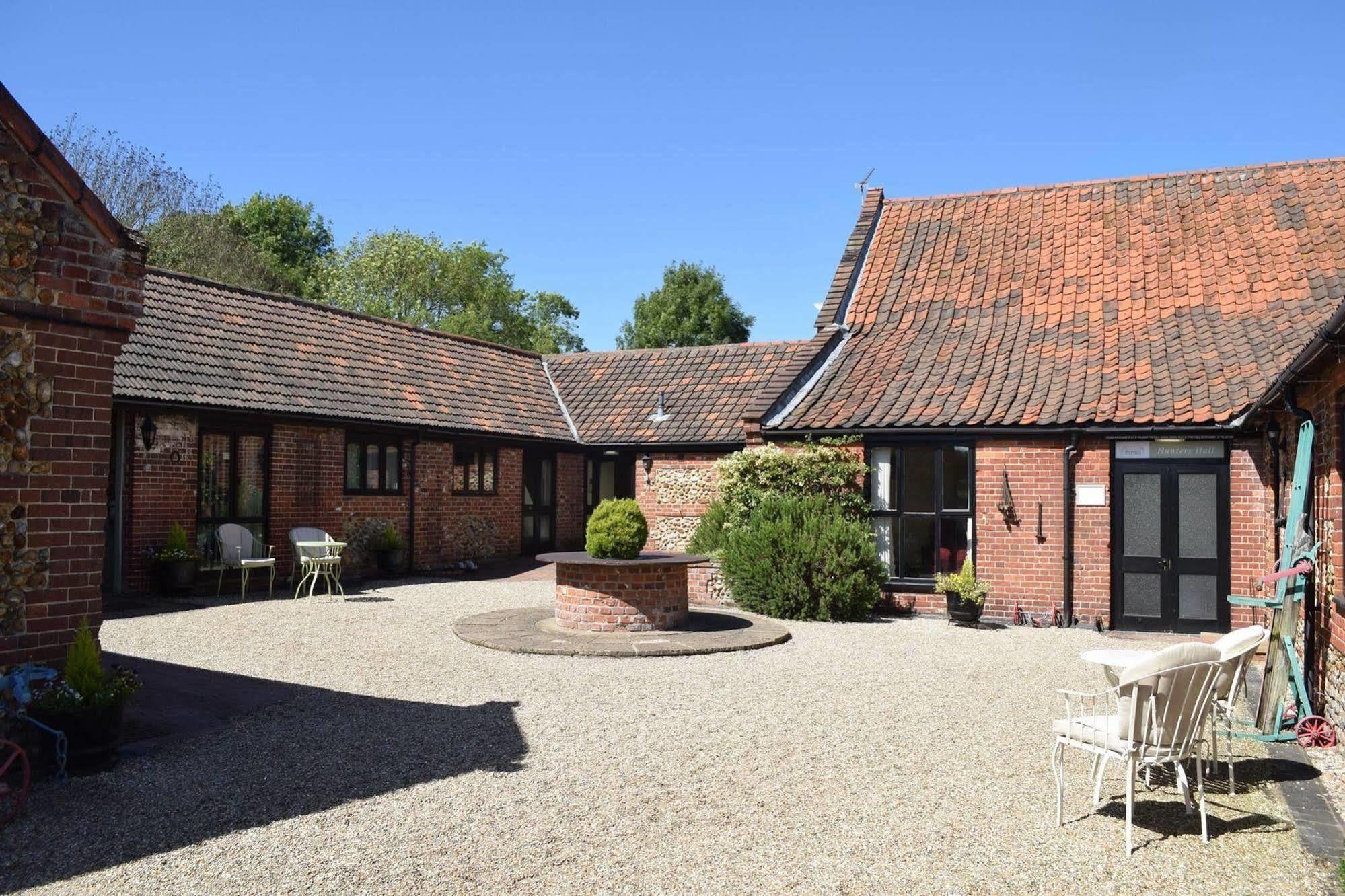 At The Farmhouse Hunters Hall Hotell Dereham Exteriör bild