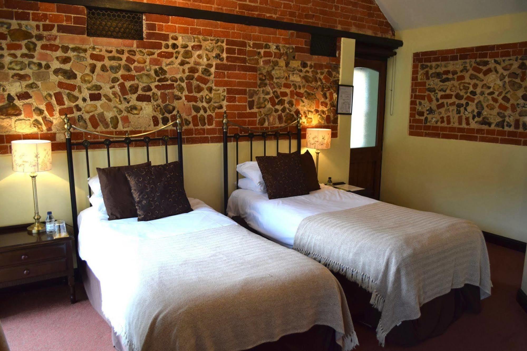 At The Farmhouse Hunters Hall Hotell Dereham Exteriör bild