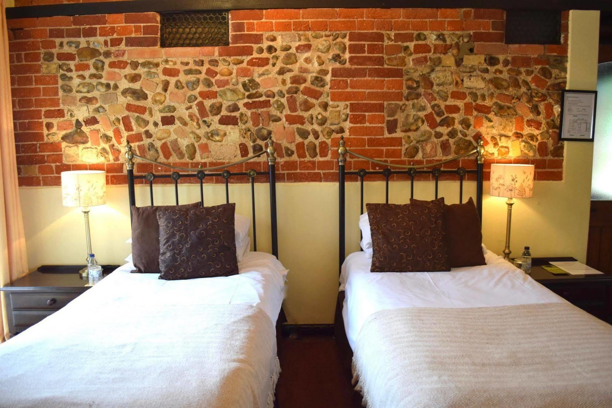 At The Farmhouse Hunters Hall Hotell Dereham Exteriör bild