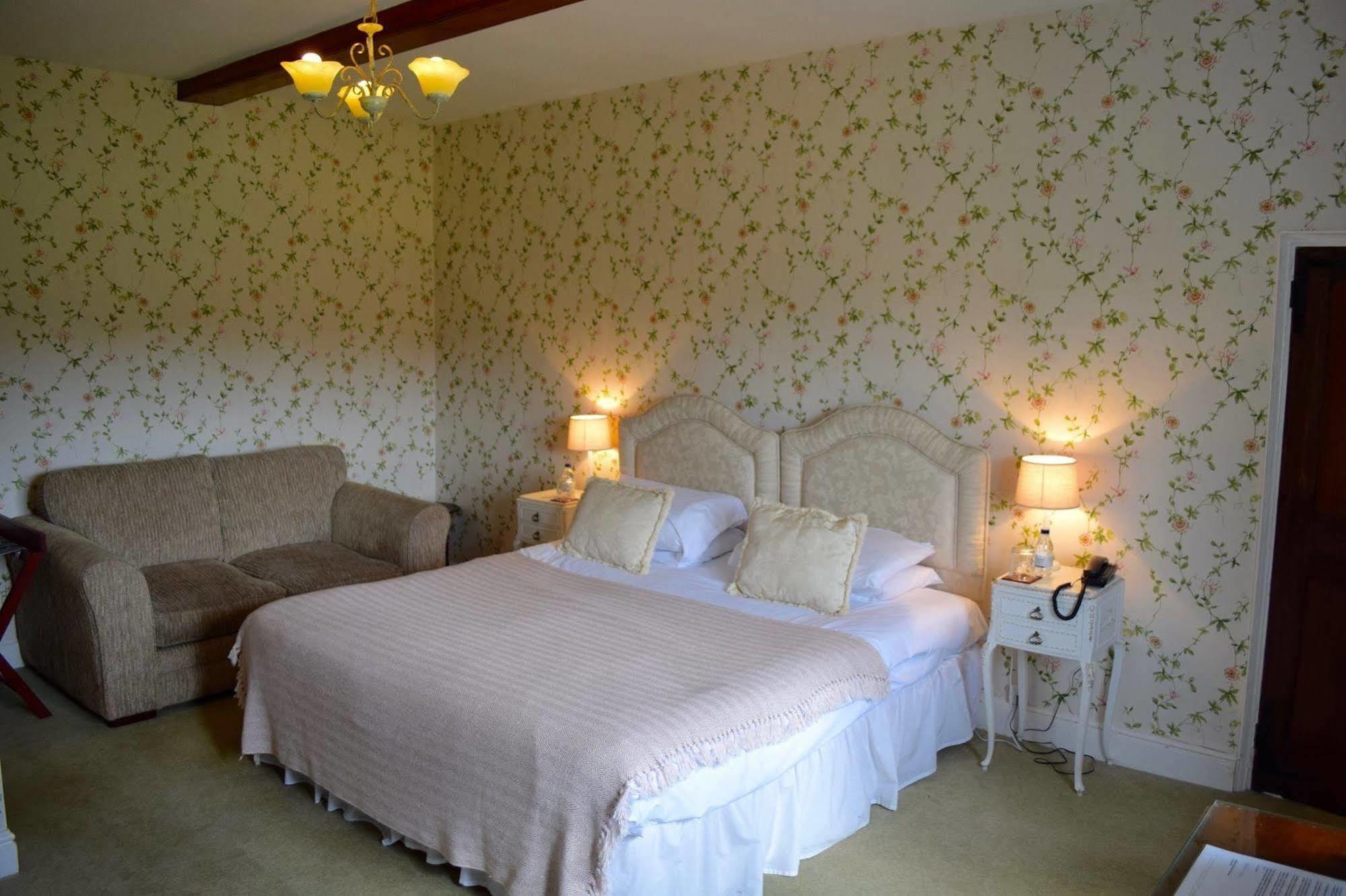 At The Farmhouse Hunters Hall Hotell Dereham Exteriör bild