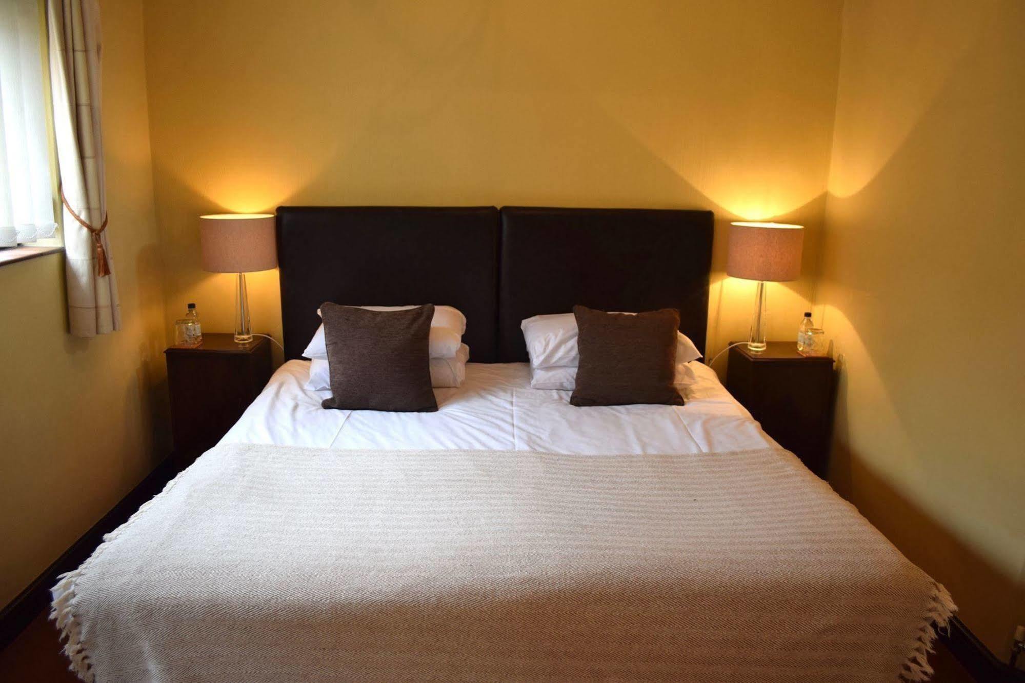 At The Farmhouse Hunters Hall Hotell Dereham Exteriör bild