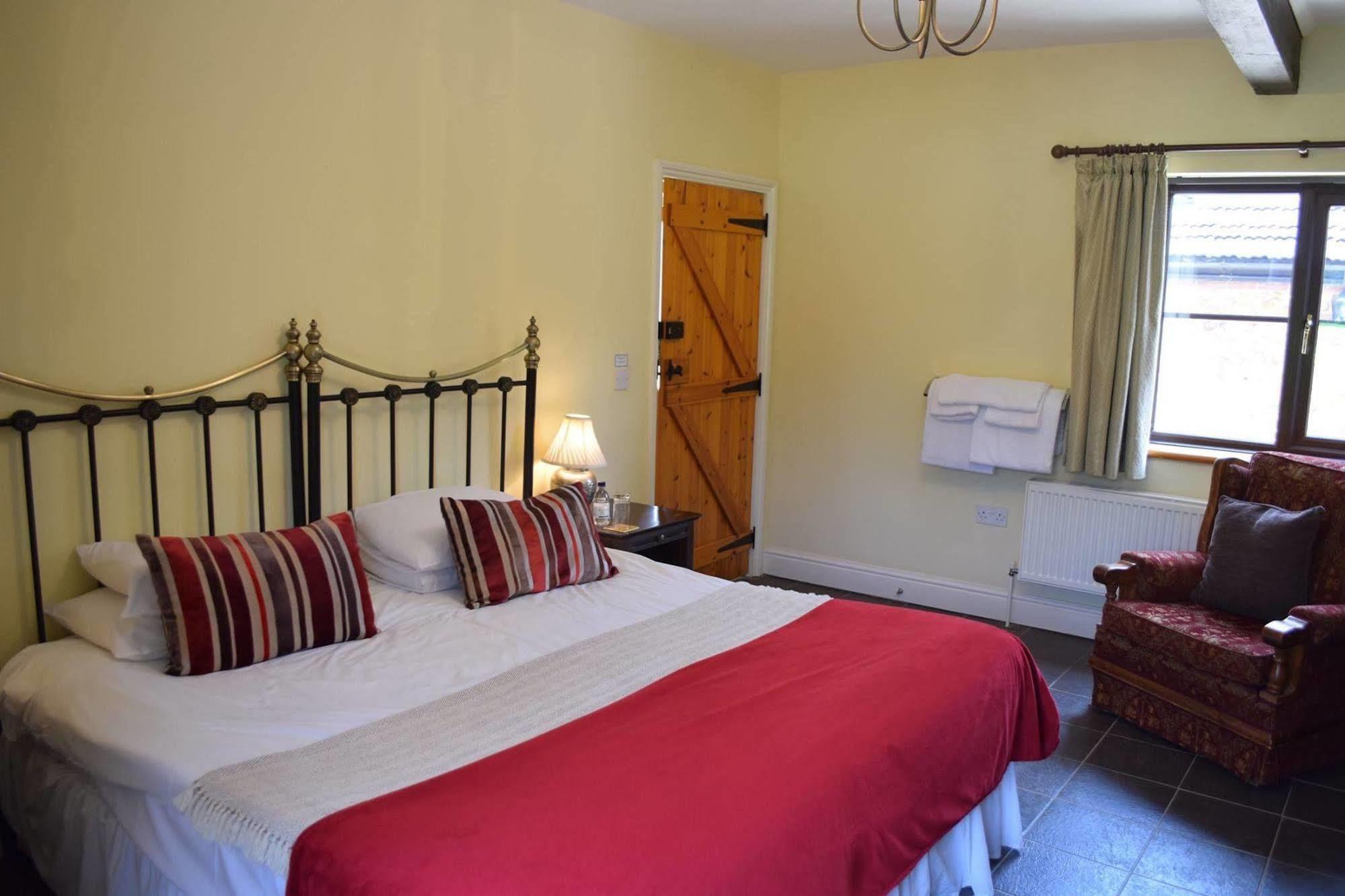 At The Farmhouse Hunters Hall Hotell Dereham Exteriör bild