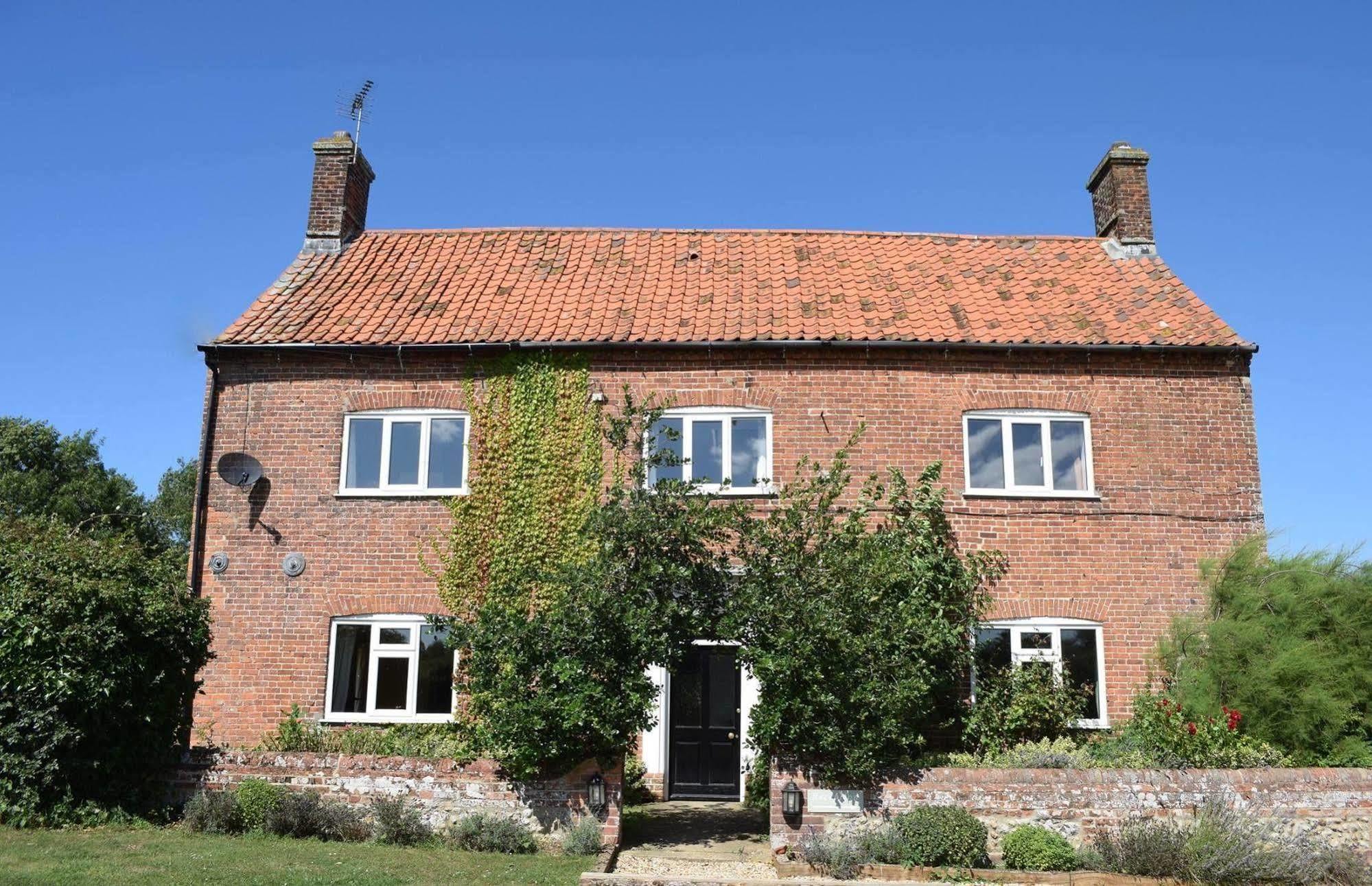 At The Farmhouse Hunters Hall Hotell Dereham Exteriör bild